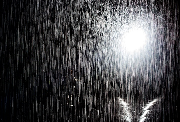 Immersive Indoor Rain Room Where Visitors Don't Get Wet Arrives in Los  Angeles