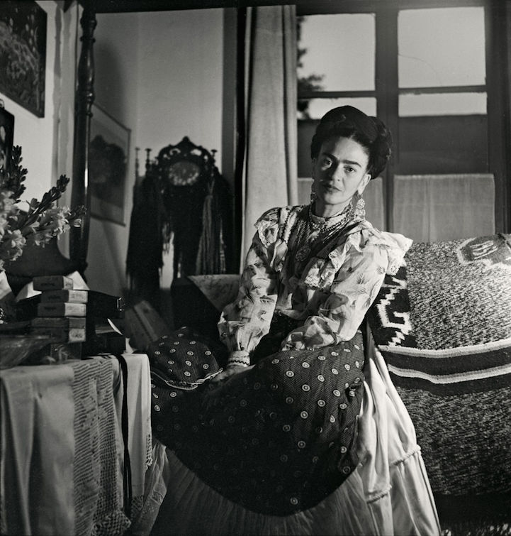 Foto en blanco y negro de Frida Kahlo 