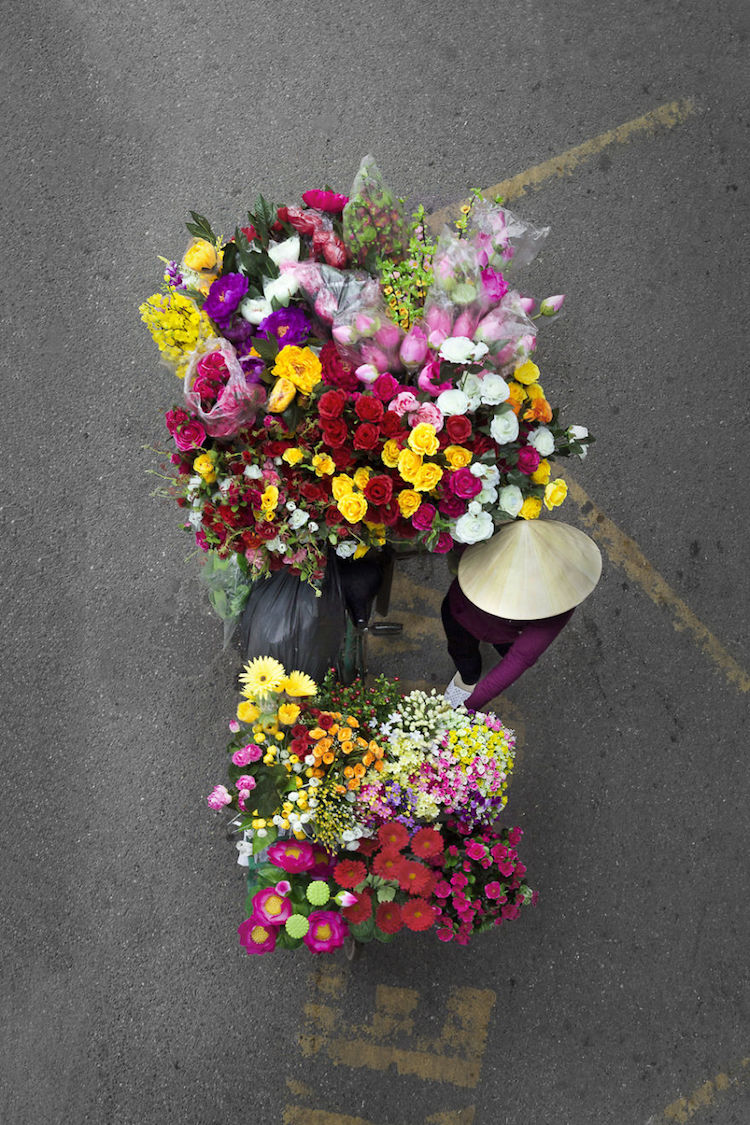 Vendeuse de rue aux fleurs colorées à Hanoï