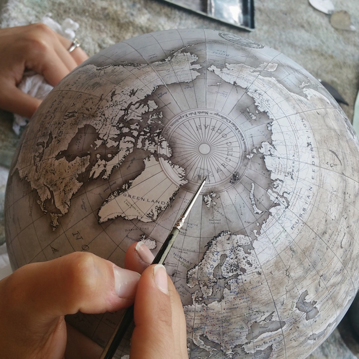 Peinture d'un globe à la main 