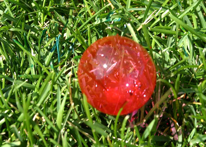 Почему лопается пузырь. Тим Кехоэ. Красные мыльные пузыри. Цветные мыльные пузыри красные. Красные пузырьки.