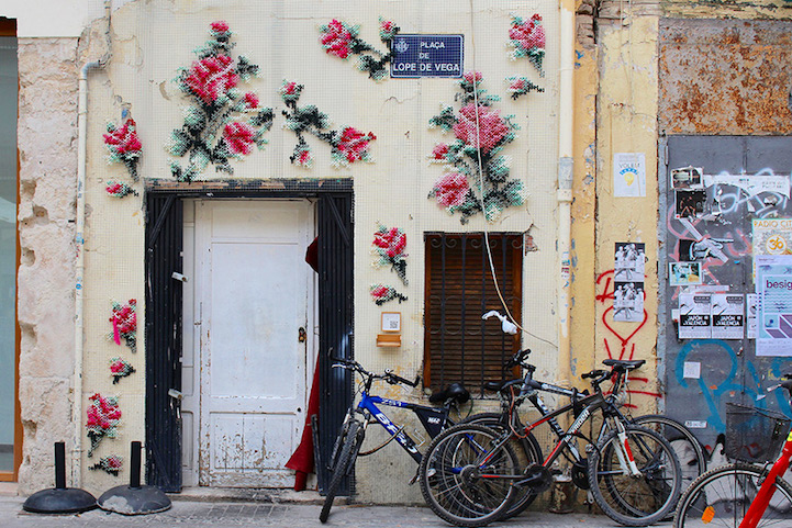 Fleurs au point de croix sur les murs d'Espagne