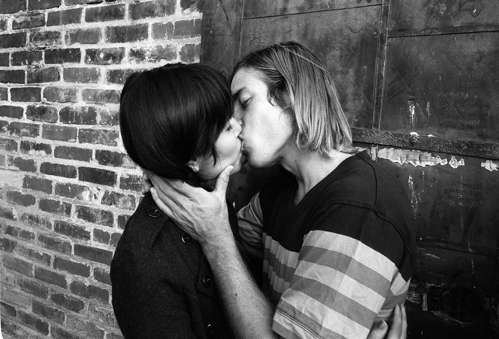 Photographer Documents Teenage Couples Consumed by a Passionate Kiss