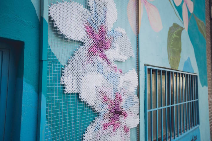 Fleurs au point de croix sur les murs d'Espagne