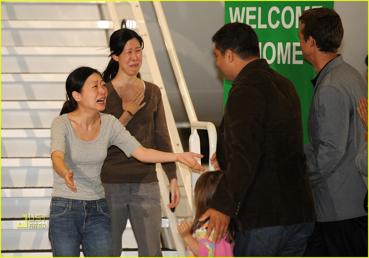 Photo: American journalists Euna Lee and Laura Ling greeted by family in  Burbank - LAP2009080521 