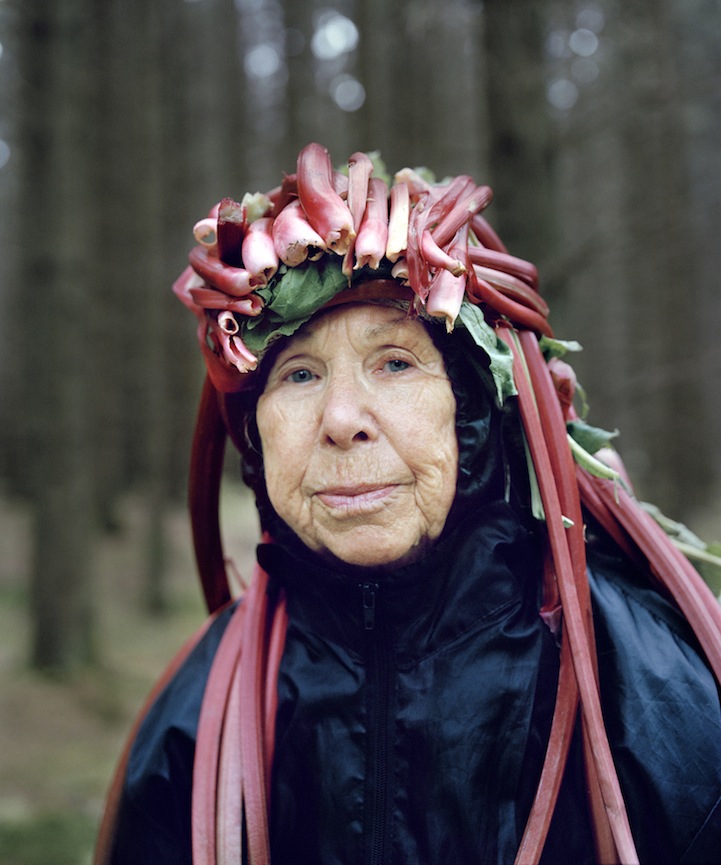Retratos de adultos mayores vestidos con materiales orgánicos