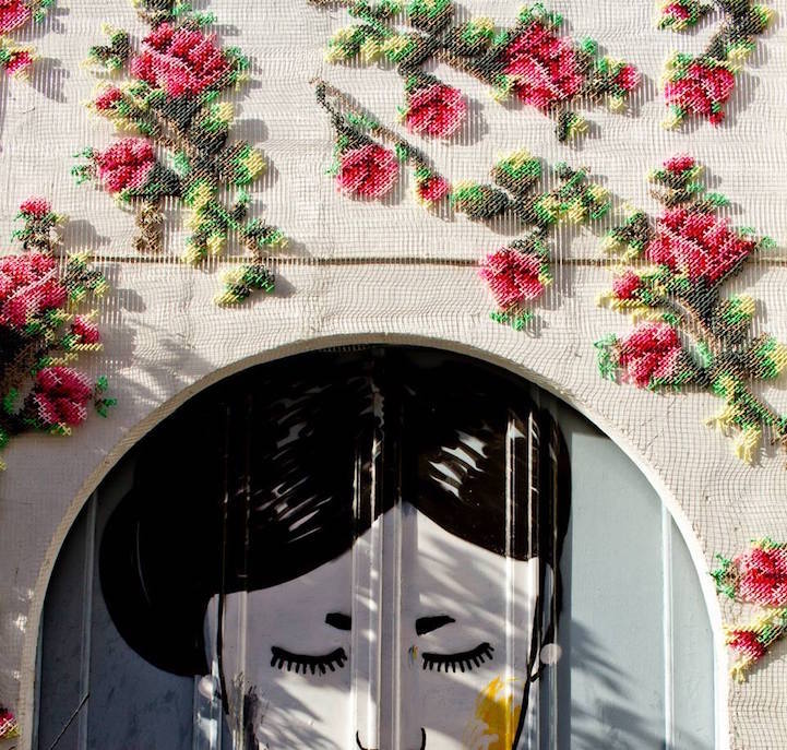 Fleurs au point de croix sur les murs d'Espagne