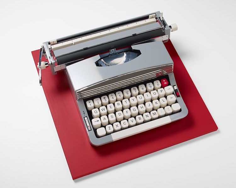 Deceptive Paper Sculpture Of Typewriter