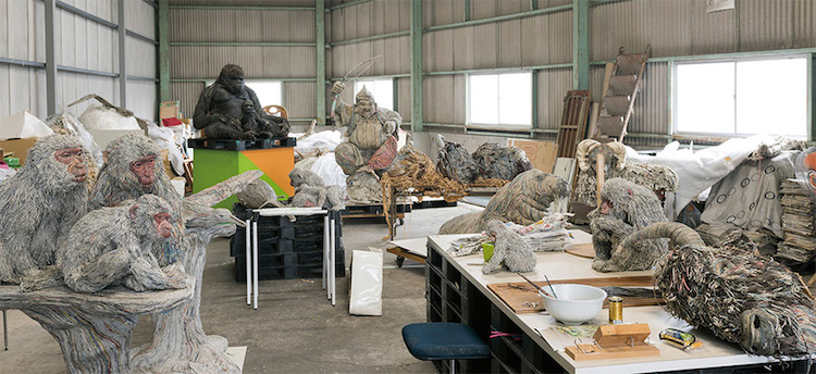 Création de sculptures en papier dans l'atelier 