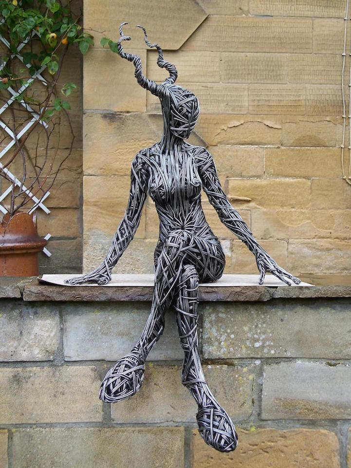Wire Sculptures Beautifully Capture The Curves Of The Human Body